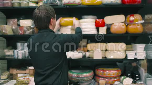 那个推销员在超市里拿着一块奶酪视频的预览图