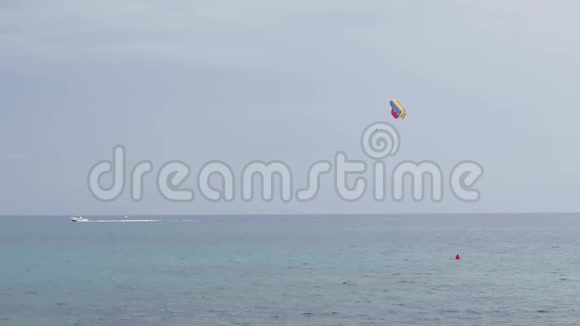 降落伞飞过大海视频的预览图