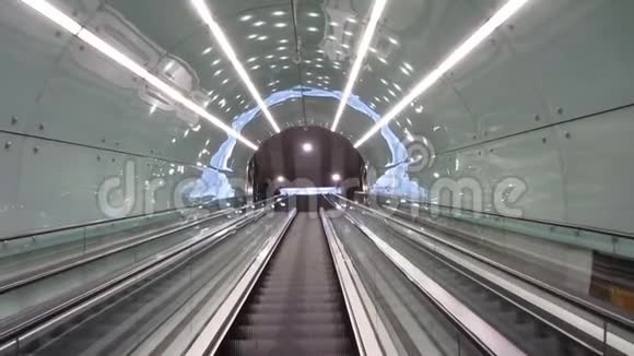 使用自动扶梯在地下车站上下移动的人运输视频的预览图