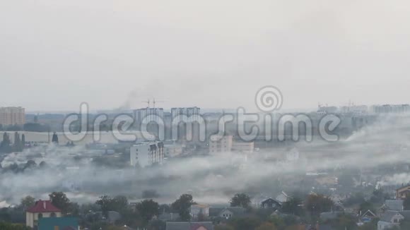 煤炭和工业排放对工业城市生态的危险烟雾视频的预览图