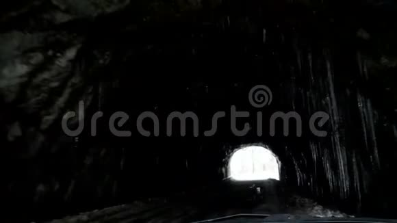带着冰柱穿过黑暗的隧道然后离开群山视频的预览图