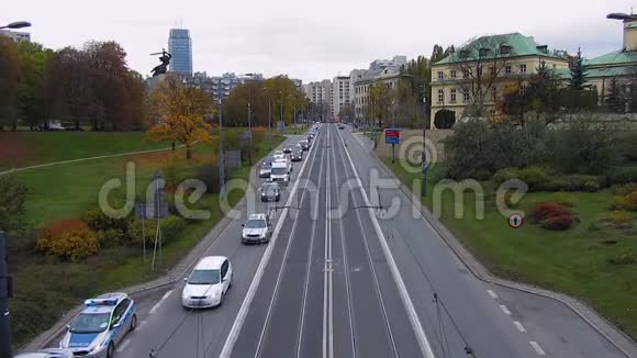 从桥上看到高速公路上繁忙的交通通往市中心时间流逝视频的预览图