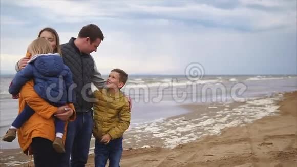 一个友好的家庭正在海边休息在的陪伴下互相享受视频的预览图