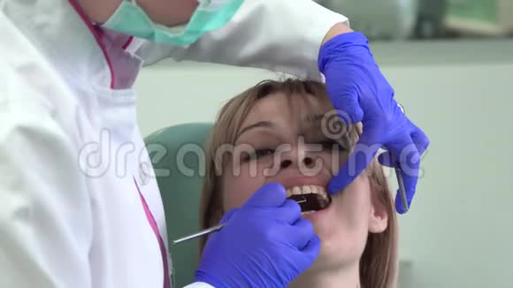 女性牙医检查女性牙齿视频的预览图