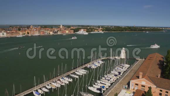 沿威尼斯运河水运停泊游艇航行的船只视频的预览图