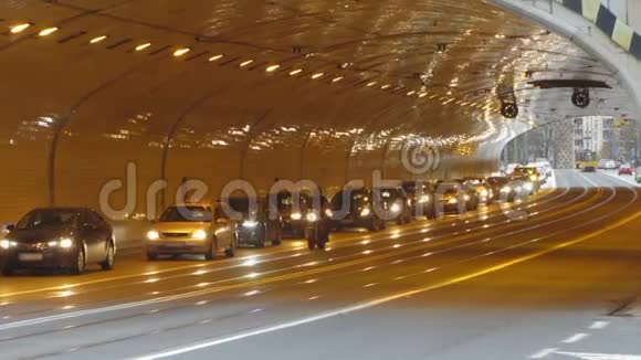 汽车小心驶进装有新灯的隧道交通视频的预览图