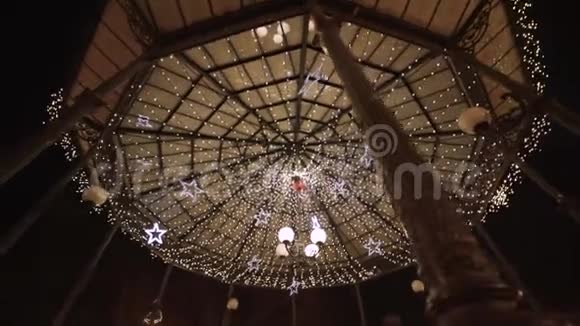 夜晚的城市庆祝圣诞节和新年的风景视频的预览图