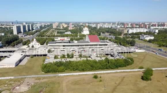 摄像机正飞过俄罗斯城市托格利亚蒂的文化艺术和创造力之宫视频的预览图