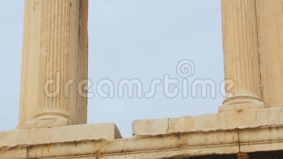 希腊首都哈德良门高高的柱头上戴着离子弓视频的预览图