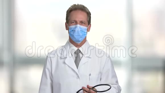 戴口罩的医生把听诊器戴在脖子上视频的预览图