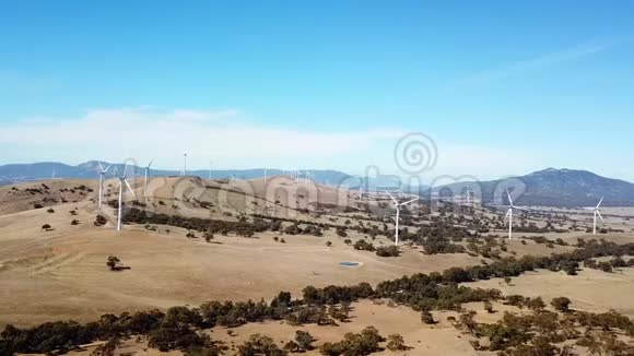 山上风电场的空中镜头视频的预览图