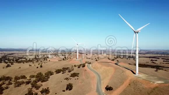 山上风电场的空中镜头视频的预览图