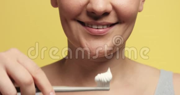 女性口腔清洁牙齿特写视频的预览图