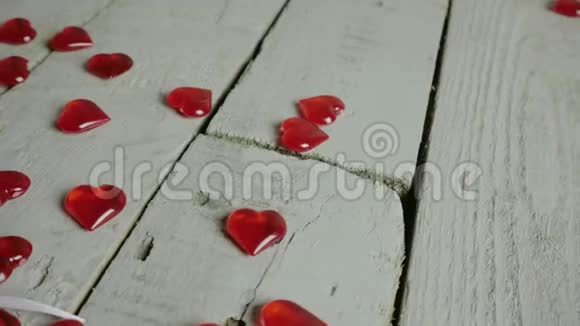 慢特写幻灯片上的红心贴着爱的文字周围有红心情人节视频的预览图