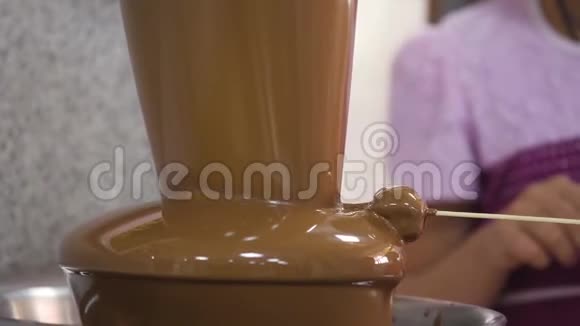 节日巧克力喷泉视频的预览图
