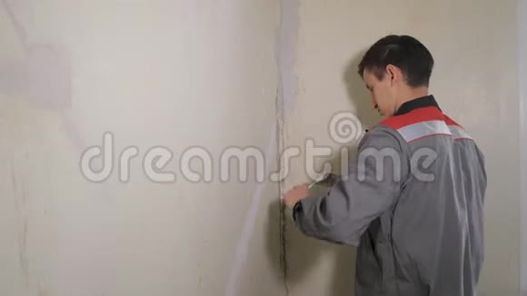人用调色板抹灰墙面视频的预览图