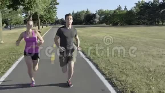 运动员一起沿着小路跑视频的预览图