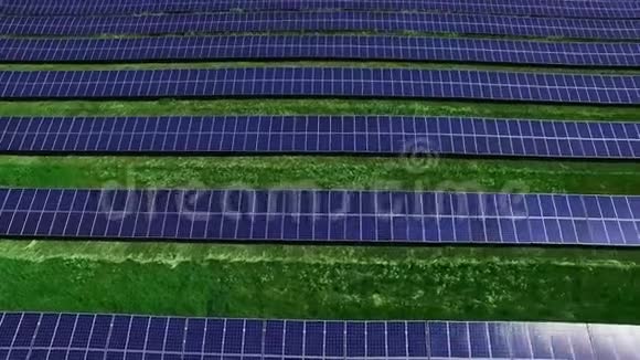 与太阳能园区清洁能源生产空中观景太阳能场视频的预览图