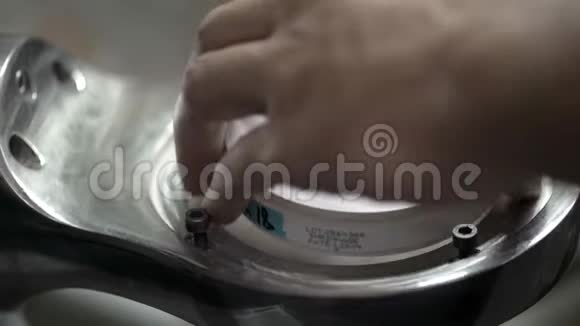 牙科铣床陶瓷圆盘的固定过程视频的预览图