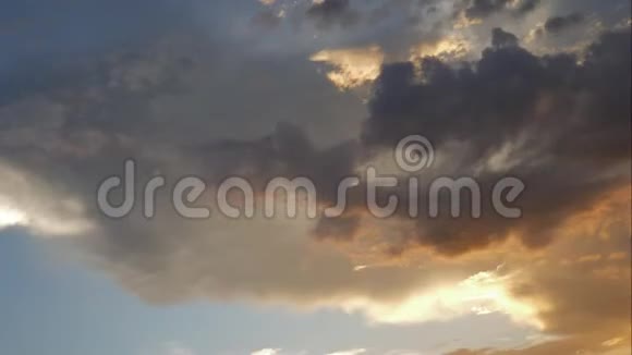 日落时橙色多云的天空消失乌云密布视频的预览图