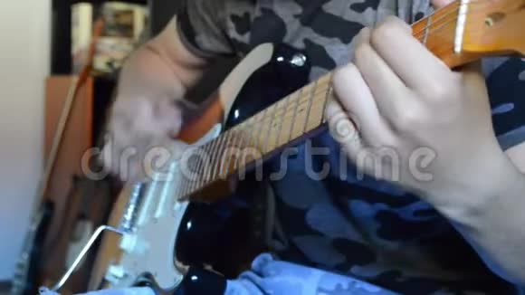一个弹吉他的男孩视频的预览图