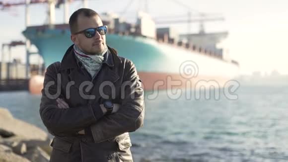 风和日丽的海港里英俊的男人的画像视频的预览图