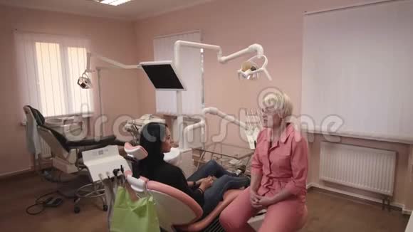 年轻的女人和你的牙医说话视频的预览图