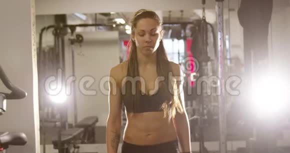 训练有素的女性健康的身体行走在健身健身房视频的预览图