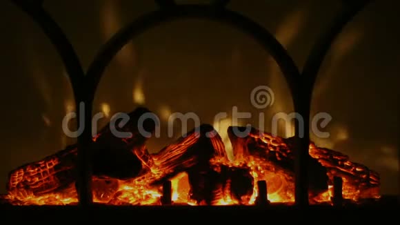 原木燃烧器与人工火焰紧密连接视频的预览图