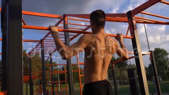 年轻的上身运动员下巴的背面视图体育场地背景视频的预览图