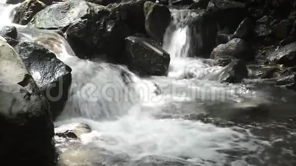 溪流淌的石阶视频的预览图