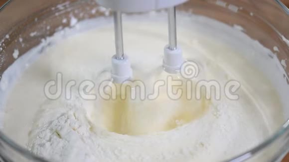厨师用手将黄奶油倒入碗中用来制作芝士蛋糕视频的预览图
