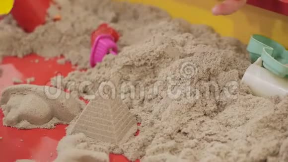 妈妈带着一个小孩在一个沙箱里玩沙箱里有动沙用砂子填充模具并制作砂型视频的预览图