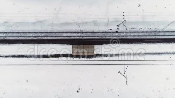 空中无人机镜头冬天可以俯瞰铁路多利射击视频的预览图