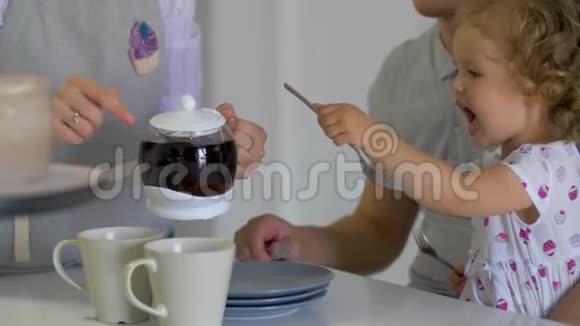 早餐家庭喝茶和吃甜点视频的预览图