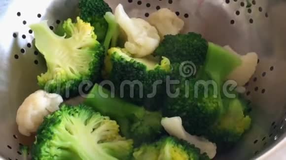 西兰花和花椰菜是蒸的特写镜头视频的预览图