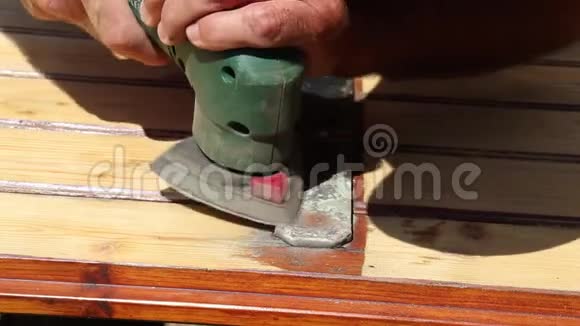 用铁螺栓清洗一扇旧木门视频的预览图