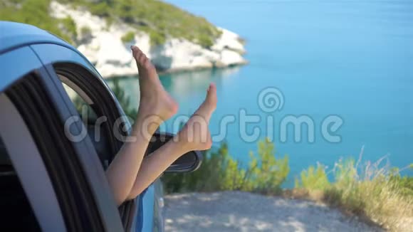 靠近小女孩的脚从车窗背景海中露出视频的预览图