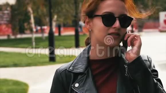 年轻女子在街上喝着咖啡打着手机短信在城市里散步视频的预览图