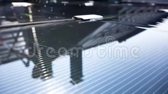 清洁屋顶上的太阳能电池板视频的预览图