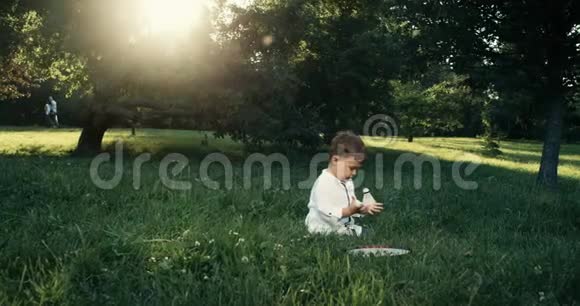 两岁的小男孩在公园玩红色EPIC视频的预览图