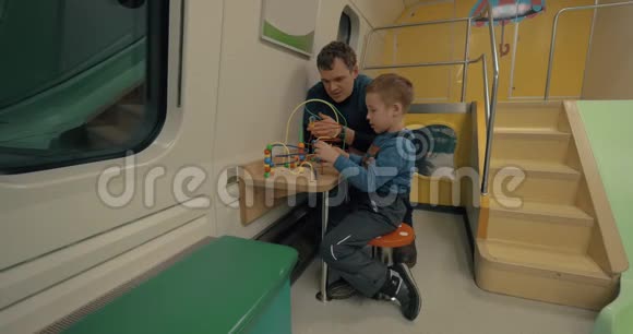 父亲和孩子在火车上玩耍视频的预览图