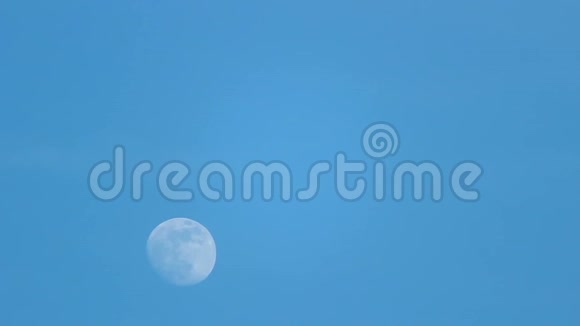 从轨道站观察白天异常的自然现象如满月视频的预览图