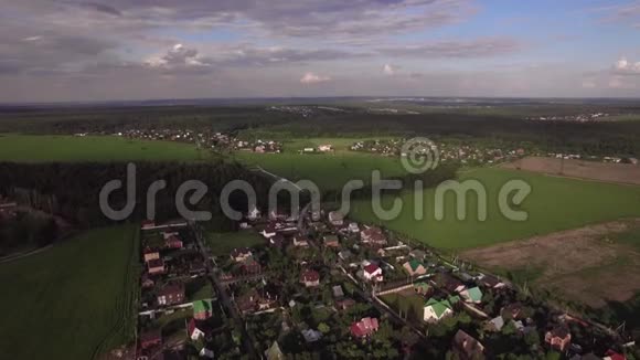 在俄罗斯广阔的绿色农村和村庄上空飞翔视频的预览图