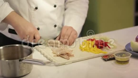 厨师准备鱿鱼蔬菜视频的预览图