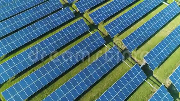 太阳能电池板的空中俯视图为太阳能电池无人机飞越太阳能电池板领域可再生绿色视频的预览图