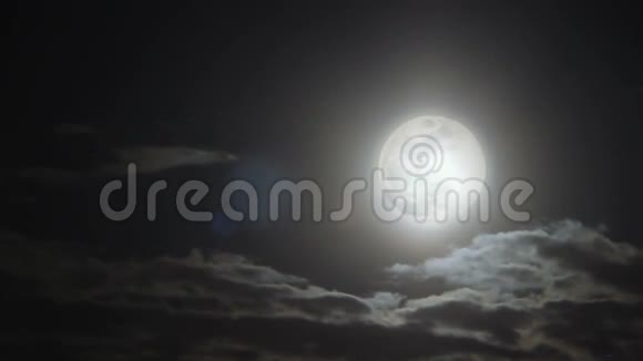 明亮的月球在星空下照亮了沉睡的小镇保护它视频的预览图
