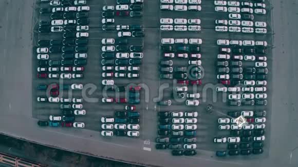 一家大型汽车工厂新车库的高空俯视图视频的预览图
