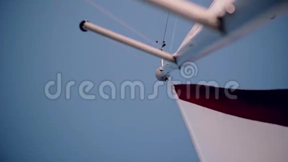 白色和红色的帆在明亮的夏天在风中飘扬快速帆板的近景阳光灿烂视频的预览图