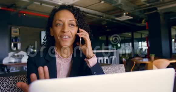 女商人在办公室自助餐厅用手机聊天视频的预览图